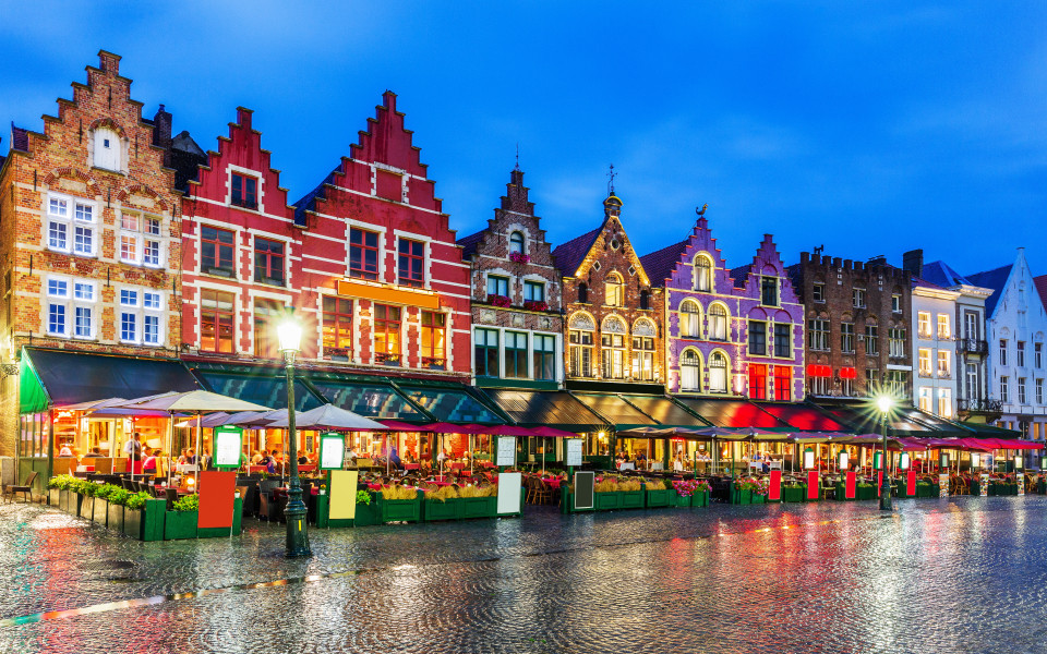 Grote Markt in Br&uuml;gge mit vielen Gesch&auml;ften und Restaurants, UNESCO Weltkulturerbe
