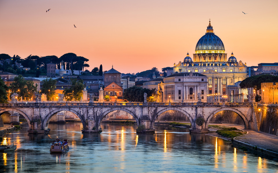 Nachtansicht des Petersdoms in Rom